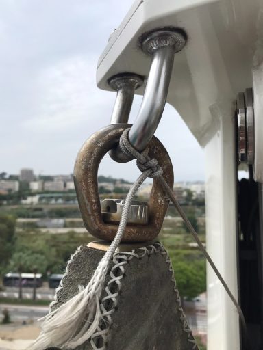 attache inox sur poulie attaqué par la rouille , en tête de mat sur voilier
