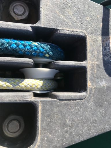 réas en tête de mat sur voilier qui sont  plus qu'usés et doivent être changés