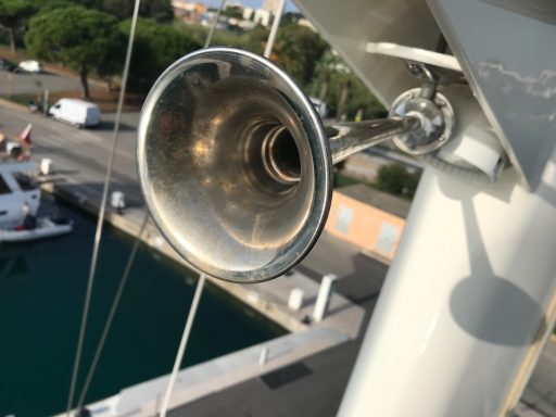 corne de brume sur voilier avec une légère corrosion de l'inox 