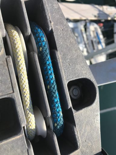 réas en tête de mat sur voilier qui sont  plus qu'usés et doivent être changés