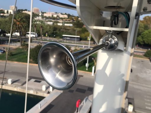 corne de brume sur voilier avec une légère corrosion de l'inox , apres nettoyage